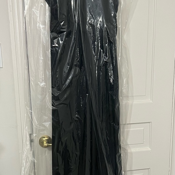 Azazie Camden BLACK Custom 14/16 Black with Shawl and Garment Bag - Picture 7 of 8